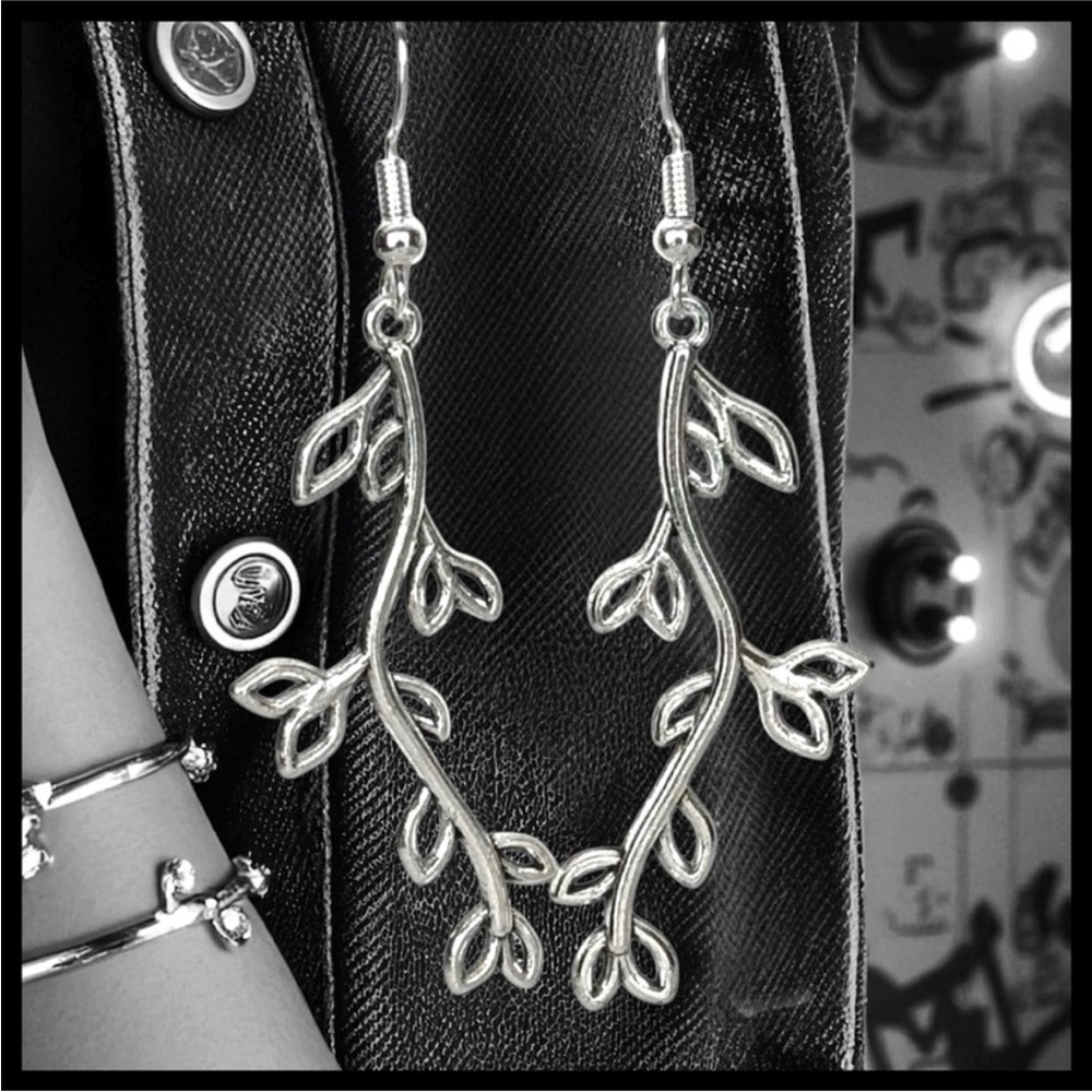 5 For $25💫Long Silver Branch Dangles
